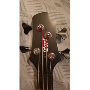 Bajo de 4 cuerdas Cort + amplificador Peavey + accesorios