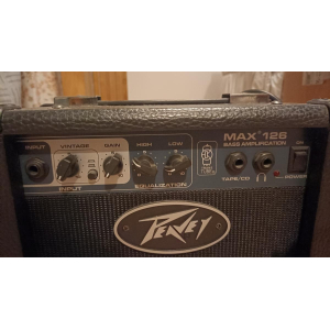 Bajo de 4 cuerdas Cort + amplificador Peavey + accesorios