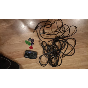 Bajo de 4 cuerdas Cort + amplificador Peavey + accesorios