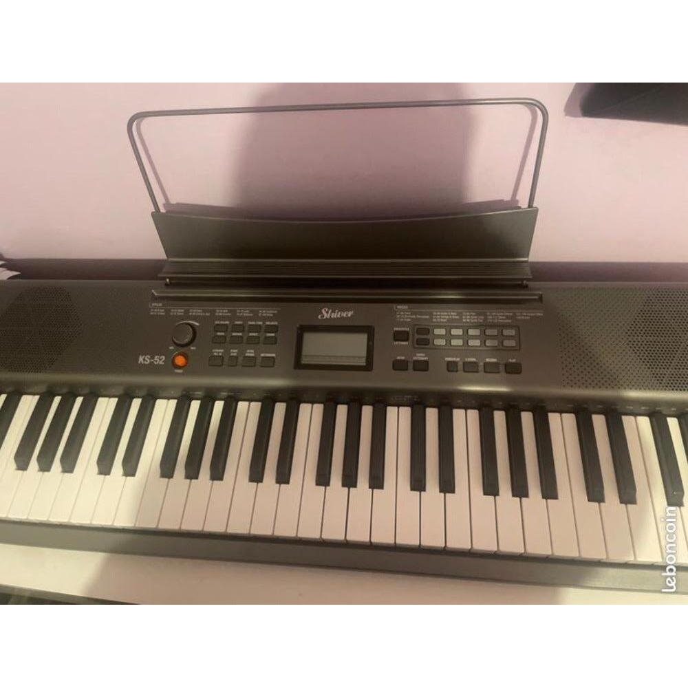 El Shiver KS-52 es un teclado de alta gama diseñado para satisfacer las necesidades de los músicos más exigentes. Con su 