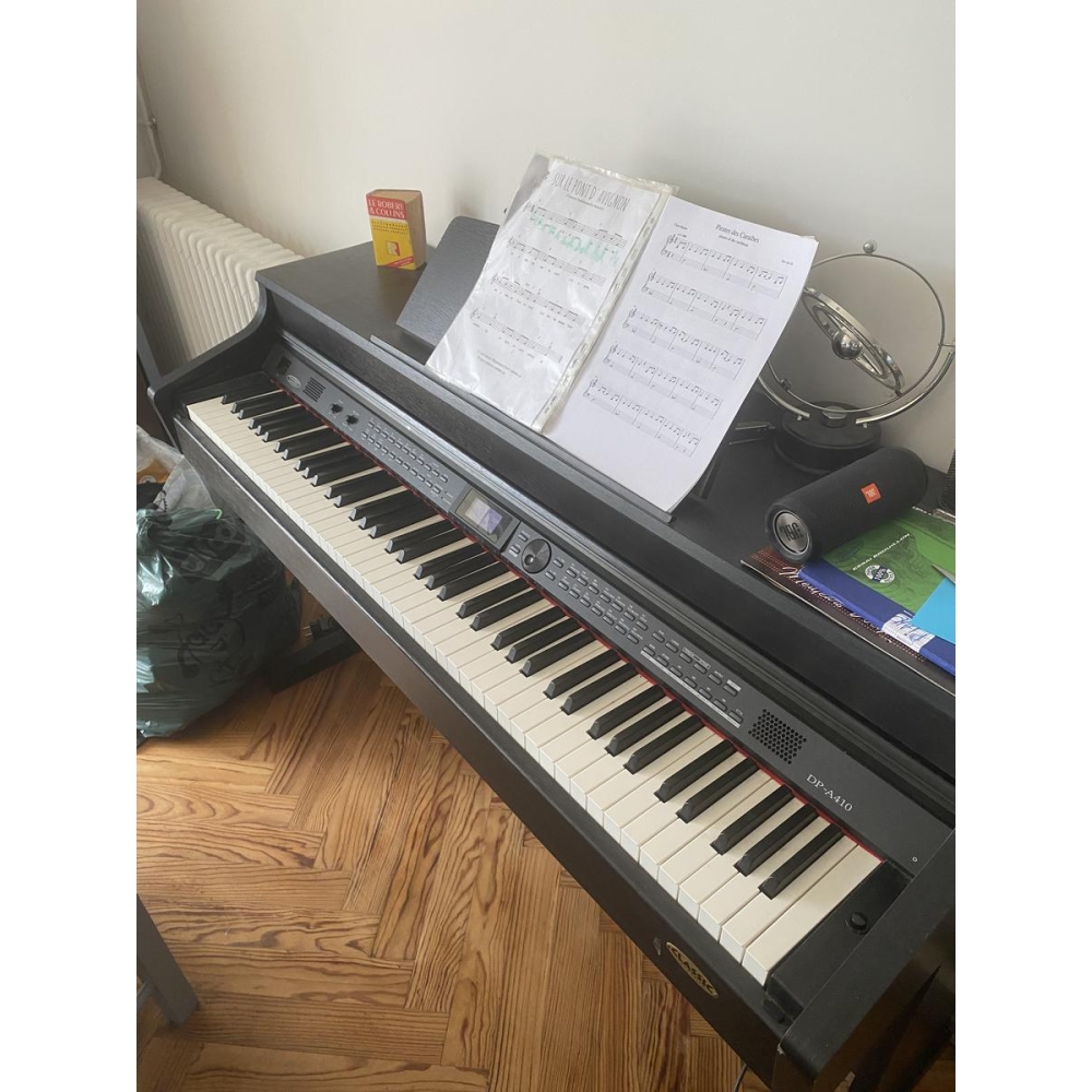 El Classic Cantabile DP-A410 es un piano digital de alta calidad que combina la estética clásica con las capacidades modernas.