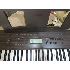 Yamaha PSR-E360 en estado nuevo