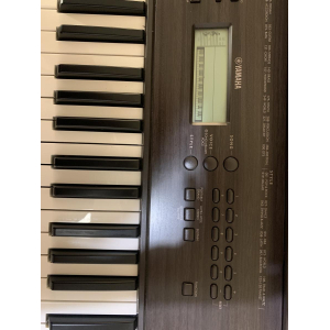 Yamaha PSR-E360 en estado nuevo