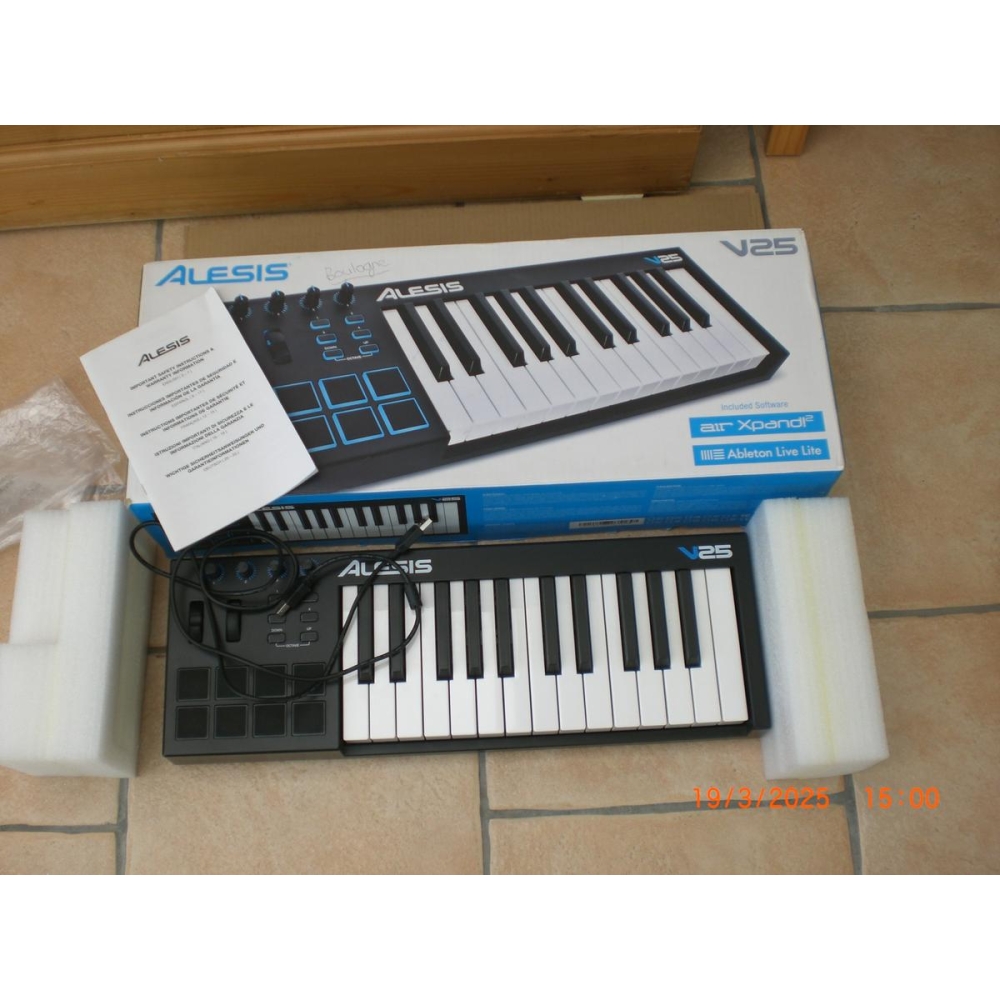 Alesis V25 - Teclado controlador MIDI de 25 teclas con 8 pads