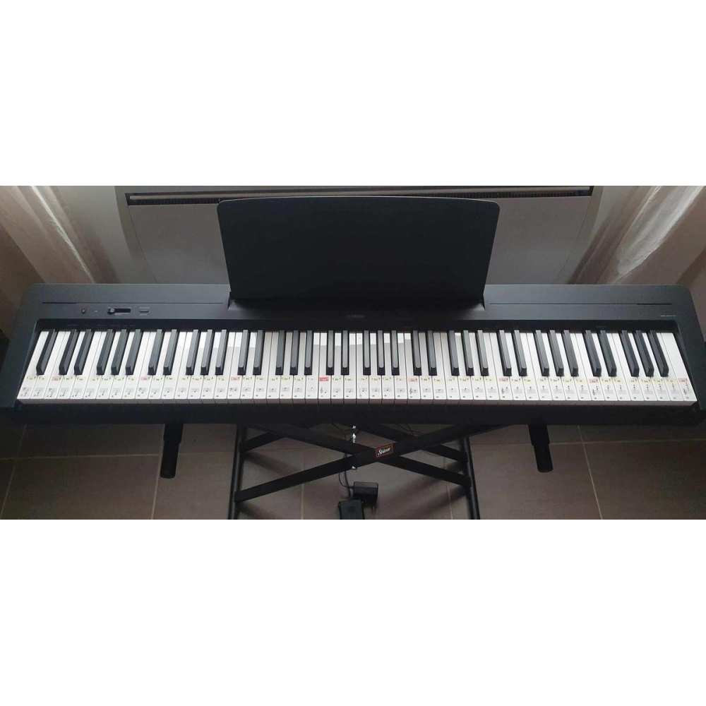 Yamaha P-143 - estado como nuevo + accesorios