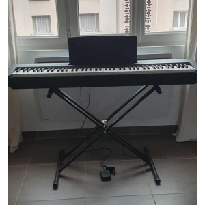 Yamaha P-143 - estado como nuevo + accesorios
