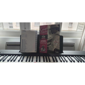 Yamaha P-143 - like new condition + accessories