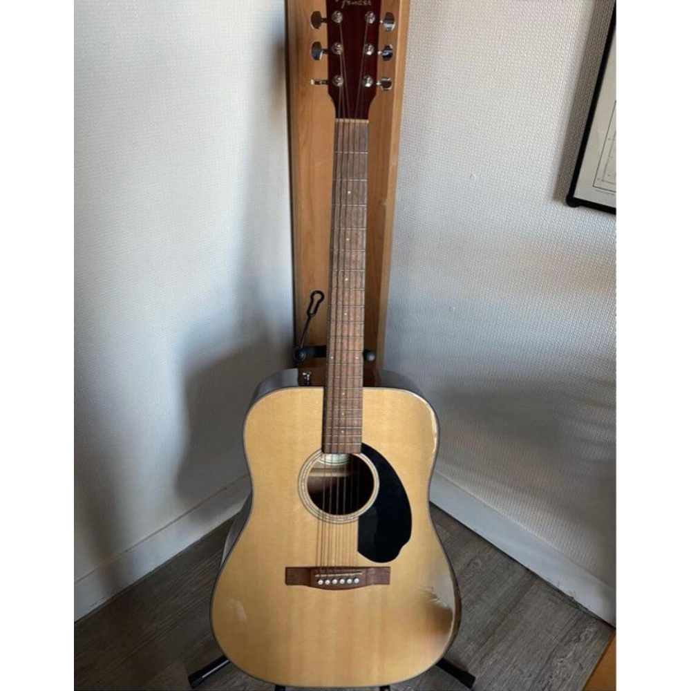 Fender CD-60 NAT is an acoustic guitar that offers great sound quality and a comfortable playing experience. With its natural fi