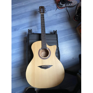 Naderman NDGC1 CE es una hermosa guitarra clásica con cutaway diseñada para ofrecer un rendimiento excepcional tanto en el 