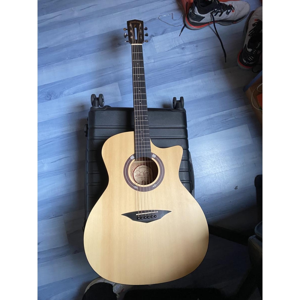 Naderman NDGC1 CE es una hermosa guitarra clásica con cutaway diseñada para ofrecer un rendimiento excepcional tanto en el 