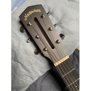 Naderman NDGC1 CE es una hermosa guitarra clásica con cutaway diseñada para ofrecer un rendimiento excepcional tanto en el 