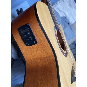 Naderman NDGC1 CE es una hermosa guitarra clásica con cutaway diseñada para ofrecer un rendimiento excepcional tanto en el 