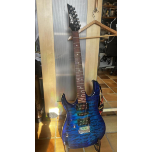 Guitarra izquierda Ibanez + amplificador Marshall