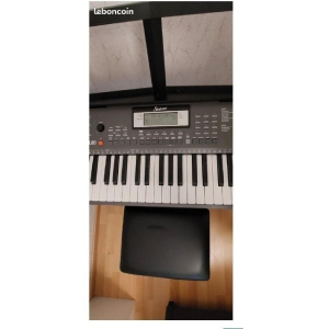 Shiver KS-L80 es un sintetizador analógico de alta calidad diseñado para ofrecer una experiencia musical inigualable. Con una 