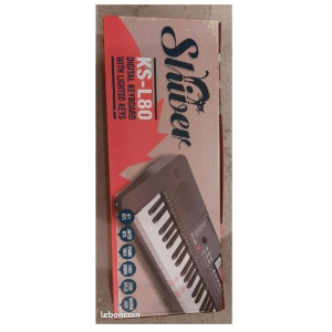 Shiver KS-L80 es un sintetizador analógico de alta calidad diseñado para ofrecer una experiencia musical inigualable. Con una 