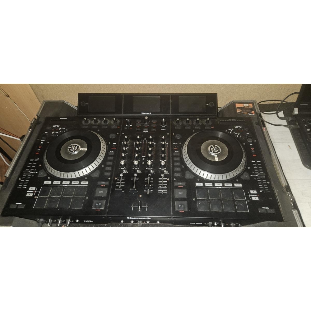 Numark NS7III. La innovadora controladora DJ de Numark combina la sensación realista de una plataforma giratoria con la