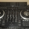 Numark NS7III. La innovadora controladora DJ de Numark combina la sensación realista de una plataforma giratoria con la