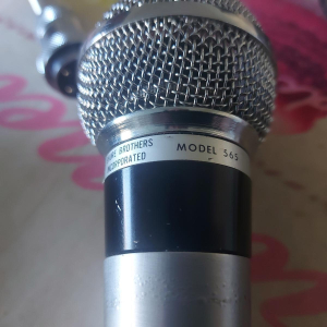 Shure 565 es un micrófono dinámico con una calidad de audio excepcional. Diseñado para ser utilizado en presentaciones en 