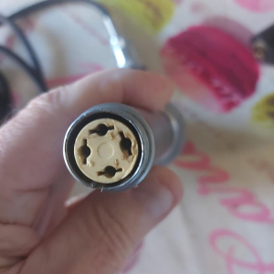 Shure 565 es un micrófono dinámico con una calidad de audio excepcional. Diseñado para ser utilizado en presentaciones en 