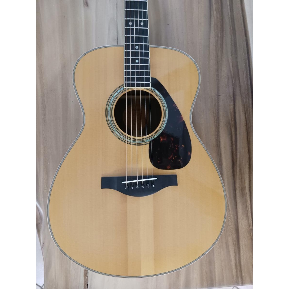 La Yamaha LS 16 es una guitarra acústica de primera categoría que combina artesanía exquisita con un sonido excepcional. Con 