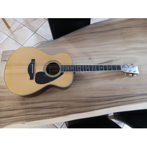 La Yamaha LS 16 es una guitarra acústica de primera categoría que combina artesanía exquisita con un sonido excepcional. Con 
