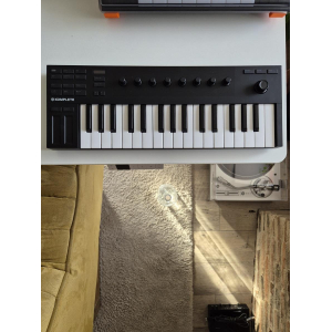 Komplete Kontrol M32 es un controlador MIDI portátil y compacto diseñado especialmente para la creación musical. Con su