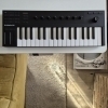 Komplete Kontrol M32 es un controlador MIDI portátil y compacto diseñado especialmente para la creación musical. Con su