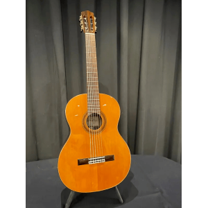 La guitarra clásica Cordoba C7 CD/IN ofrece una combinación perfecta de artesanía tradicional y tecnología moderna. Este