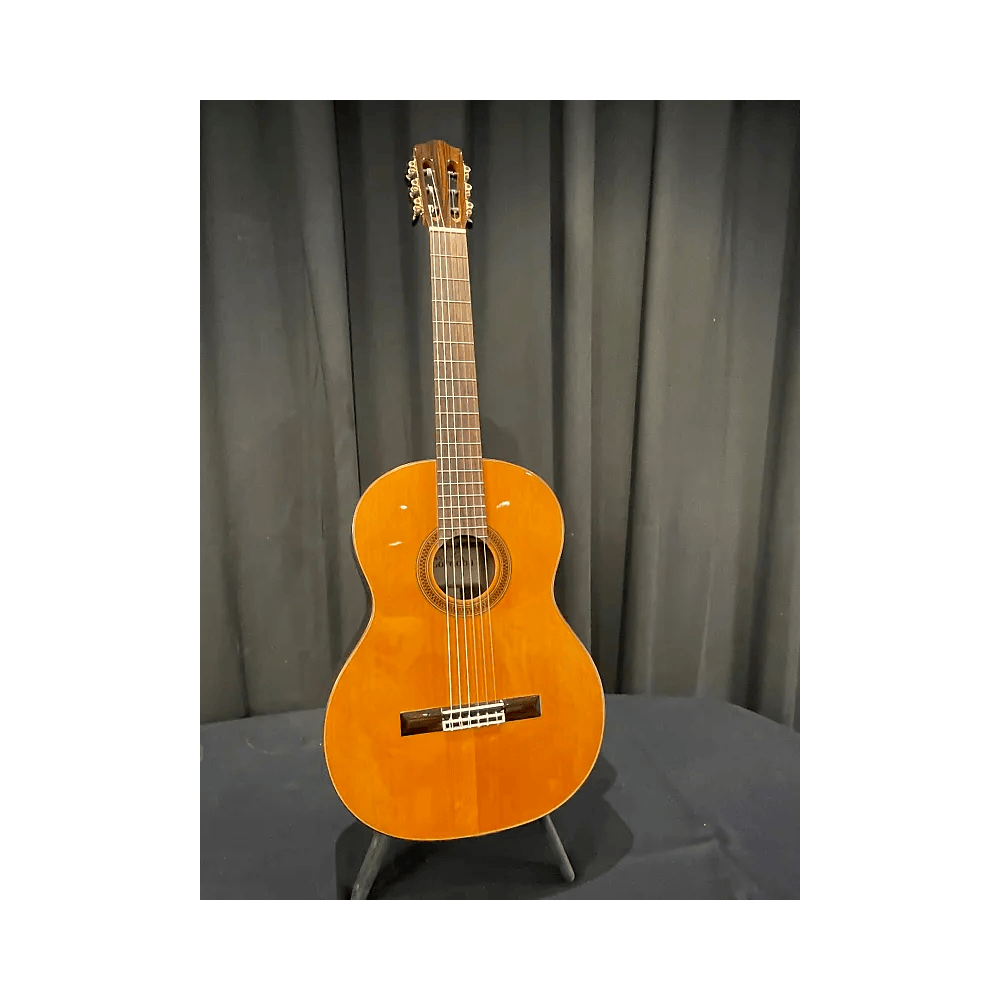 La guitarra clásica Cordoba C7 CD/IN ofrece una combinación perfecta de artesanía tradicional y tecnología moderna. Este