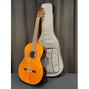 La guitarra clásica Cordoba C7 CD/IN ofrece una combinación perfecta de artesanía tradicional y tecnología moderna. Este