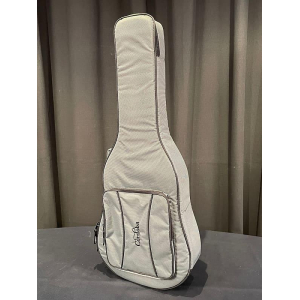 La guitarra clásica Cordoba C7 CD/IN ofrece una combinación perfecta de artesanía tradicional y tecnología moderna. Este