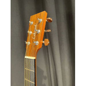 Lakewood D-18 CP es una guitarra acústica de alta calidad, fabricada por la prestigiosa marca alemana Lakewood Guitars. Con su 