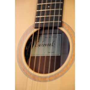 La Lakewood A-14 CP es una guitarra acústica de alta calidad con un sonido excepcional. Fabricada en Alemania con meticulosa 