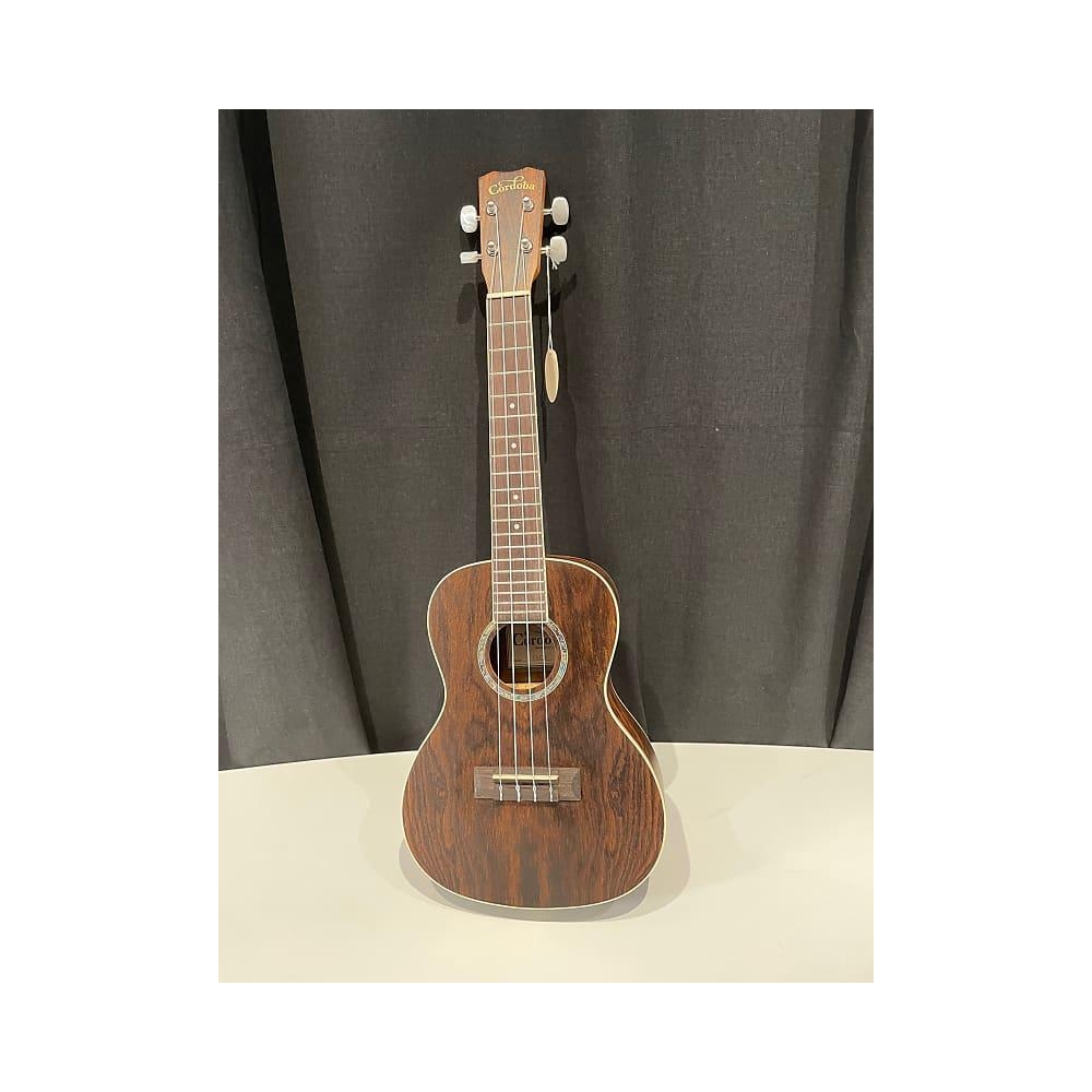 La guitarra Cordoba 15CB combina un diseño clásico con una construcción de calidad y un sonido excepcional. Hecha a mano en 