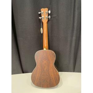 La guitarra Cordoba 15CB combina un diseño clásico con una construcción de calidad y un sonido excepcional. Hecha a mano en 