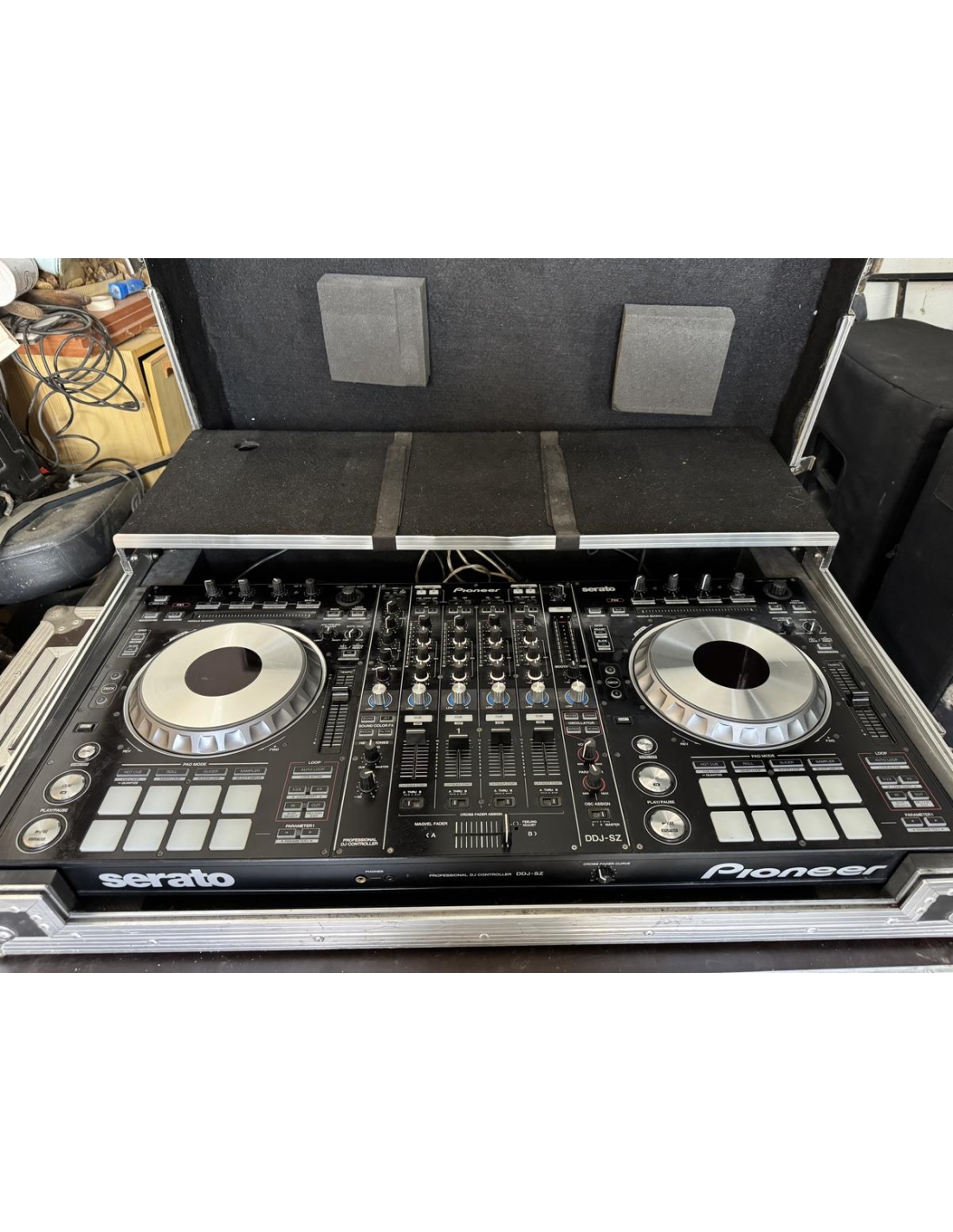 Pioneer DDJ-SZ 美品 Pioneer DDJ-SZ is a professional DJ controller designed for the