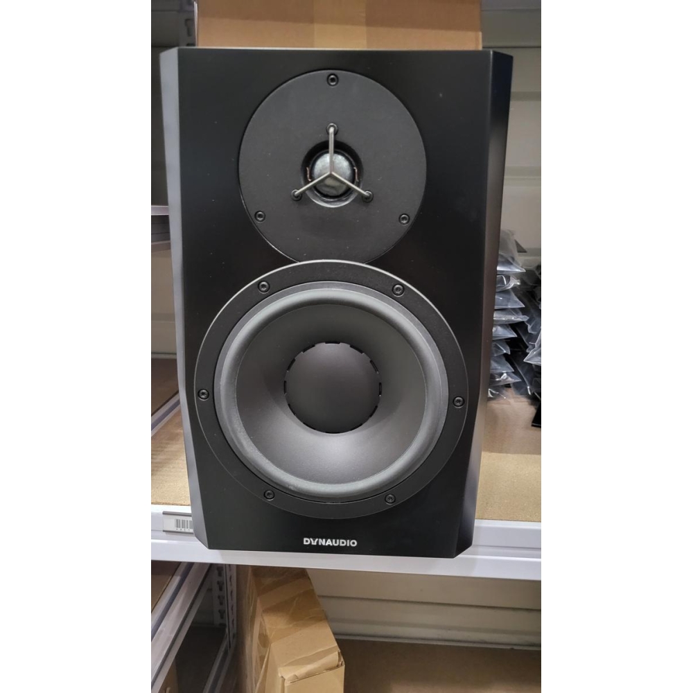 Dynaudio LYD8 es un monitor de estudio de alta calidad diseñado para satisfacer las necesidades de los profesionales de la 