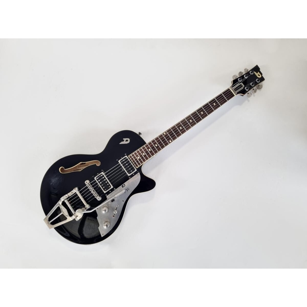 La Duesenberg Starplayer TV + 2020 Black es una guitarra eléctrica de alta gama que combina elegancia retro con un rendimiento 