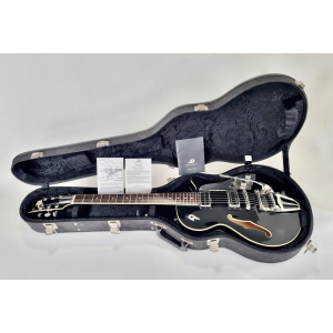 La Duesenberg Starplayer TV + 2020 Black es una guitarra eléctrica de alta gama que combina elegancia retro con un rendimiento 