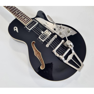 La Duesenberg Starplayer TV + 2020 Black es una guitarra eléctrica de alta gama que combina elegancia retro con un rendimiento 