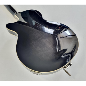 La Duesenberg Starplayer TV + 2020 Black es una guitarra eléctrica de alta gama que combina elegancia retro con un rendimiento 