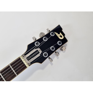 La Duesenberg Starplayer TV + 2020 Black es una guitarra eléctrica de alta gama que combina elegancia retro con un rendimiento 