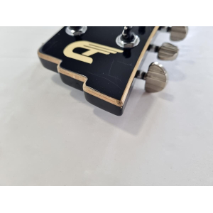 La Duesenberg Starplayer TV + 2020 Black es una guitarra eléctrica de alta gama que combina elegancia retro con un rendimiento 