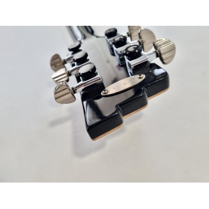 La Duesenberg Starplayer TV + 2020 Black es una guitarra eléctrica de alta gama que combina elegancia retro con un rendimiento 