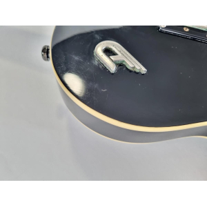 La Duesenberg Starplayer TV + 2020 Black es una guitarra eléctrica de alta gama que combina elegancia retro con un rendimiento 