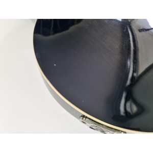 La Duesenberg Starplayer TV + 2020 Black es una guitarra eléctrica de alta gama que combina elegancia retro con un rendimiento 