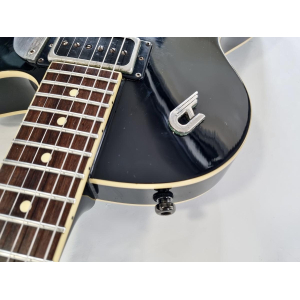 La Duesenberg Starplayer TV + 2020 Black es una guitarra eléctrica de alta gama que combina elegancia retro con un rendimiento 