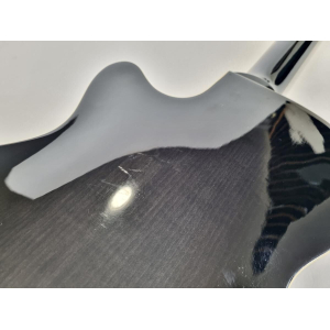 La Duesenberg Starplayer TV + 2020 Black es una guitarra eléctrica de alta gama que combina elegancia retro con un rendimiento 