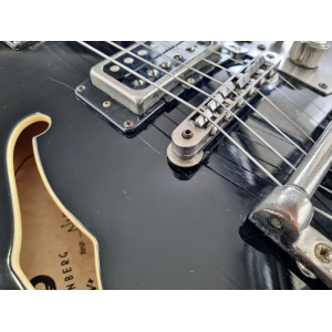 La Duesenberg Starplayer TV + 2020 Black es una guitarra eléctrica de alta gama que combina elegancia retro con un rendimiento 