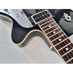 La Duesenberg Starplayer TV + 2020 Black es una guitarra eléctrica de alta gama que combina elegancia retro con un rendimiento 